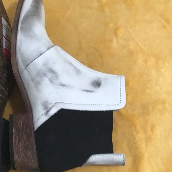 🆕 FREE PEOPLE Distressed Leather White Ankle Boots 1.75” Heel - Picture 9 of 11